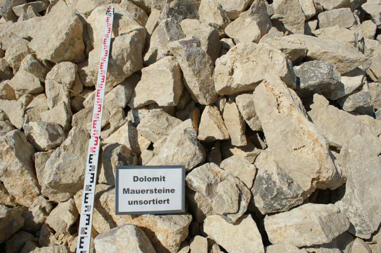 Dolomit-Mauersteine unsortiert
